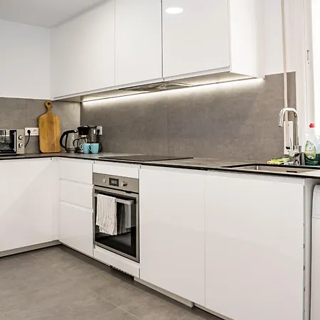 Lovely And Spacious 3-bedroom Apartment, 150m Walk To The