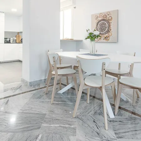 Lovely And Spacious 3-bedroom Apartment, 150m Walk To The *