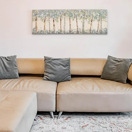 Appartement Lovely And Spacious 3-bedroom Apartment, 150m Walk To The