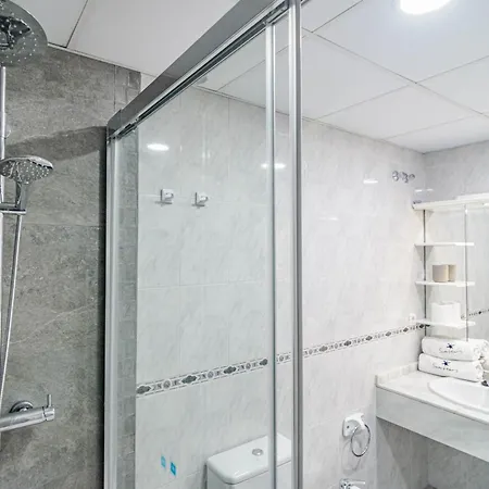 Lovely And Spacious 3-bedroom Apartment, 150m Walk To The Marbellac