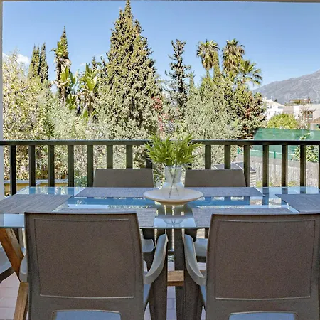 Appartement Lovely And Spacious 3-bedroom Apartment, 150m Walk To The Marbellac