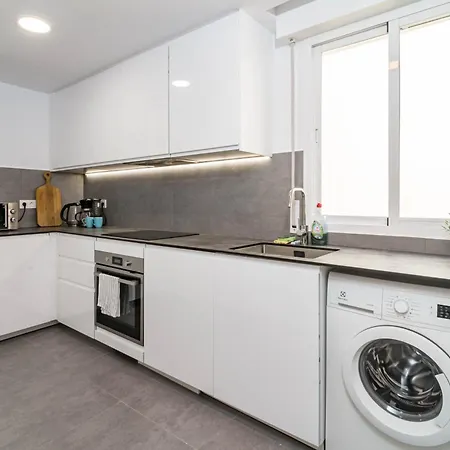 Lovely And Spacious 3-bedroom Apartment, 150m Walk To The * Marbellac
